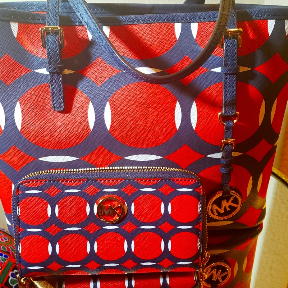 Michael Kors Tote w/ Wallet